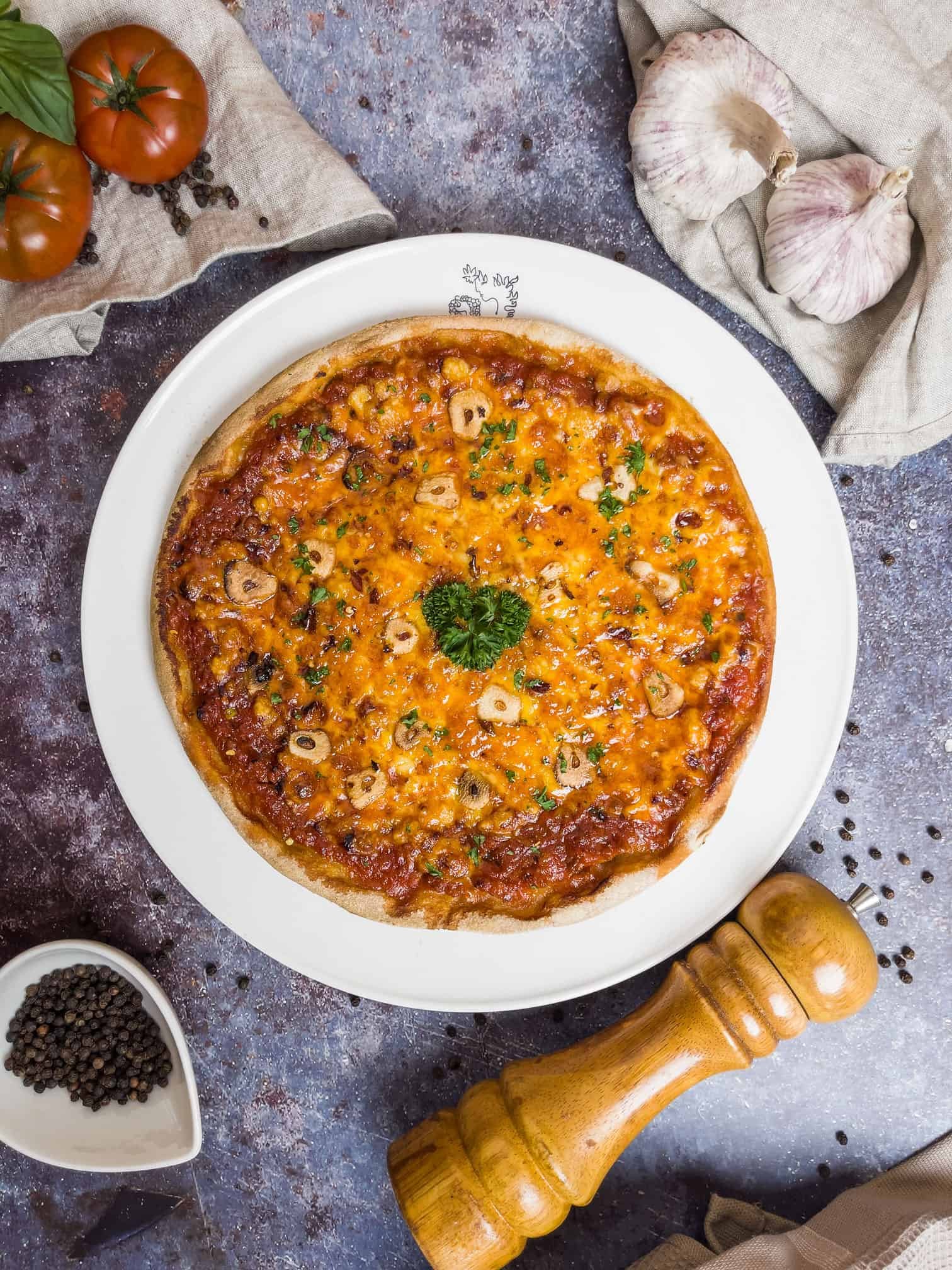 Pizza Arrabiata picante con boloñesa vegetal y sriracha, Madre Tierra Toledo