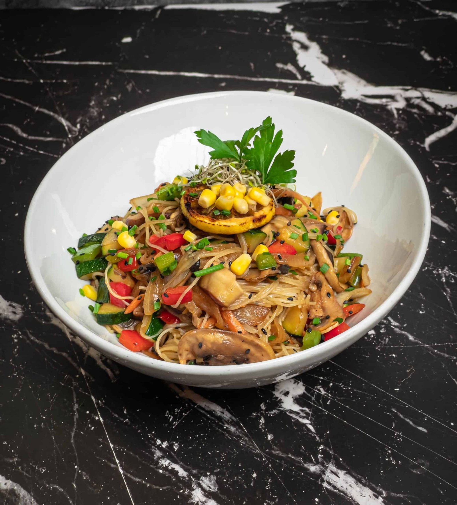 Wok de fideos de arroz con pollo vegetal y verduras salteadas, Toledo