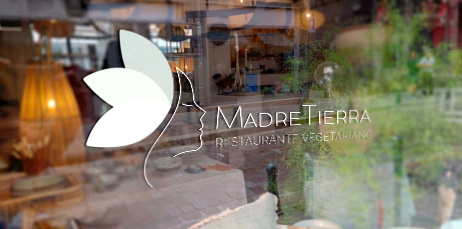 Fachada del Restaurante Madre Tierra en el casco histórico de Toledo