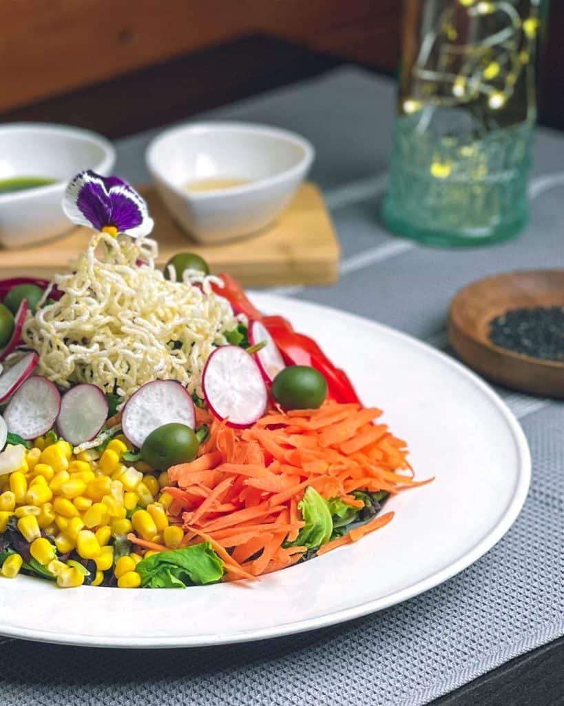 Ensalada Madre Tierra con lechugas, remolacha y vinagreta de cítricos, Toledo