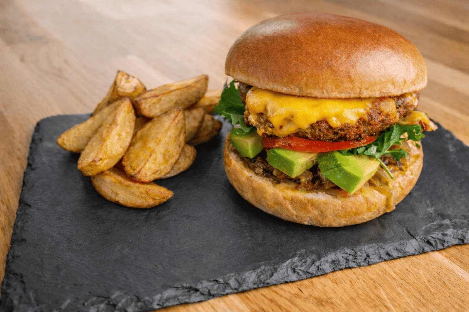 Queen Burger vegana de proteína de guisante con cheddar y veganesa de lima, Toledo
